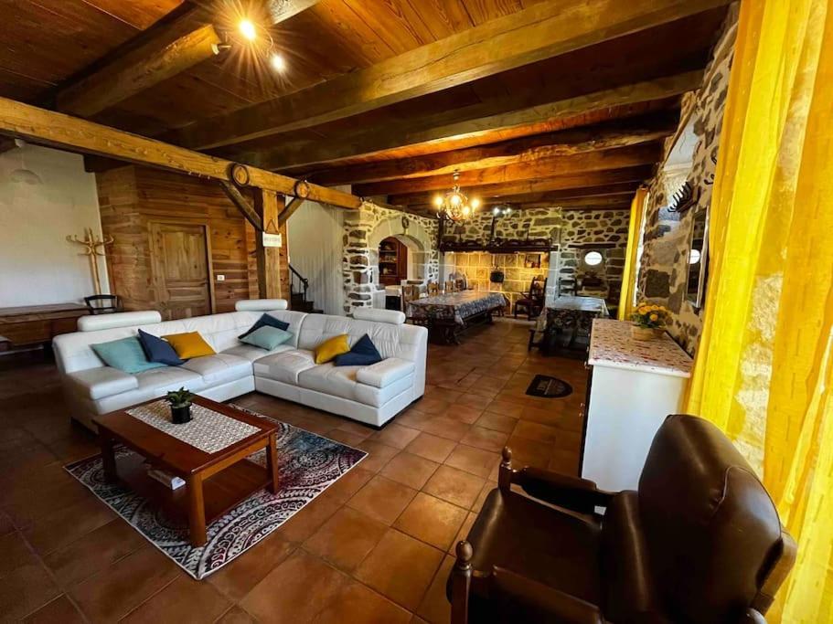 Gite A La Ferme Au Coeur De L'Auvergne Saint-Hippolyte  Экстерьер фото