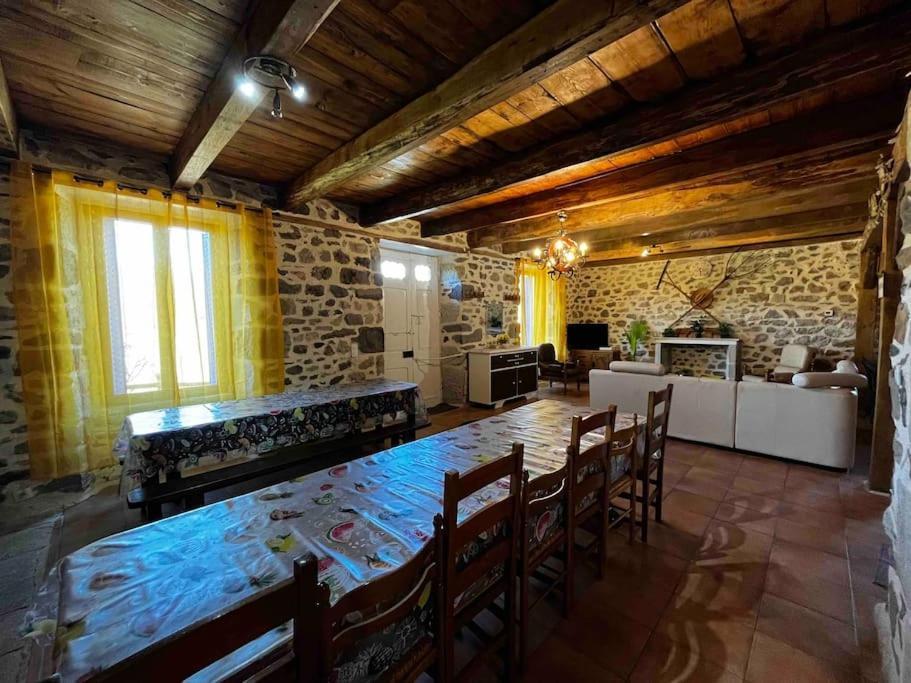 Gite A La Ferme Au Coeur De L'Auvergne Saint-Hippolyte  Экстерьер фото