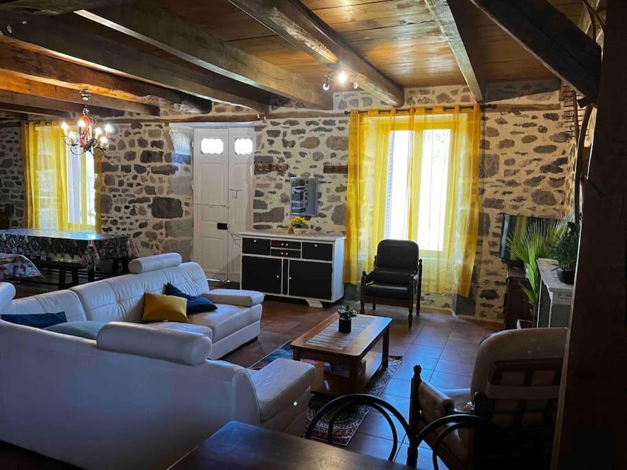 Gite A La Ferme Au Coeur De L'Auvergne Saint-Hippolyte  Экстерьер фото