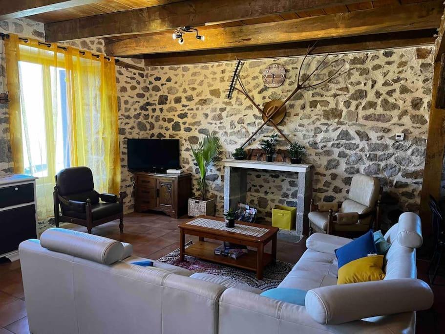 Gite A La Ferme Au Coeur De L'Auvergne Saint-Hippolyte  Экстерьер фото