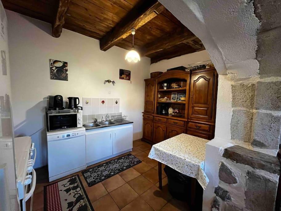 Gite A La Ferme Au Coeur De L'Auvergne Saint-Hippolyte  Экстерьер фото