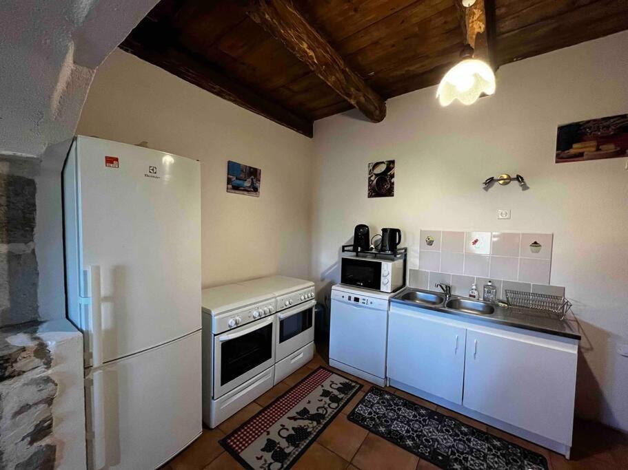 Gite A La Ferme Au Coeur De L'Auvergne Saint-Hippolyte  Экстерьер фото