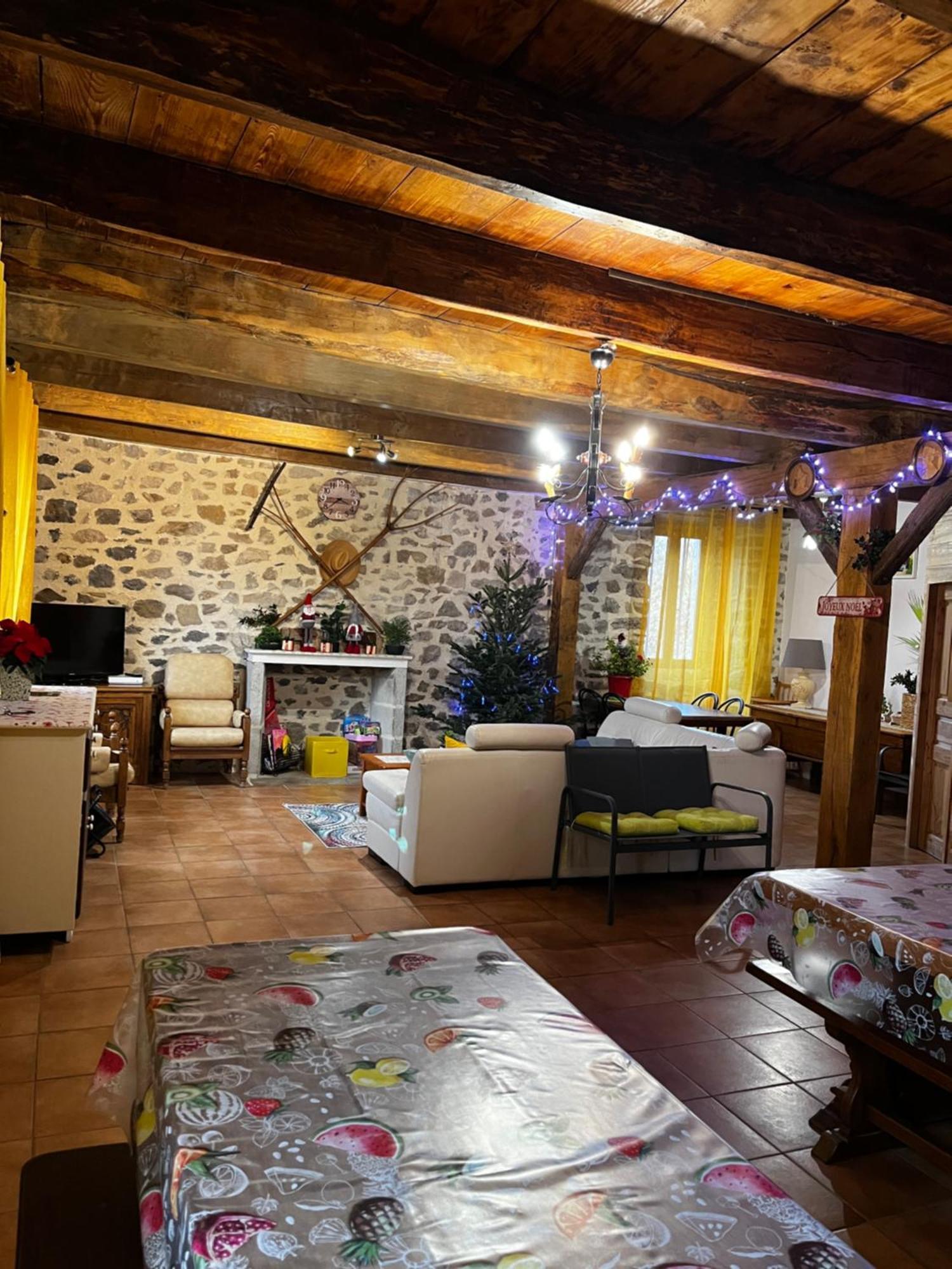 Gite A La Ferme Au Coeur De L'Auvergne Saint-Hippolyte  Экстерьер фото